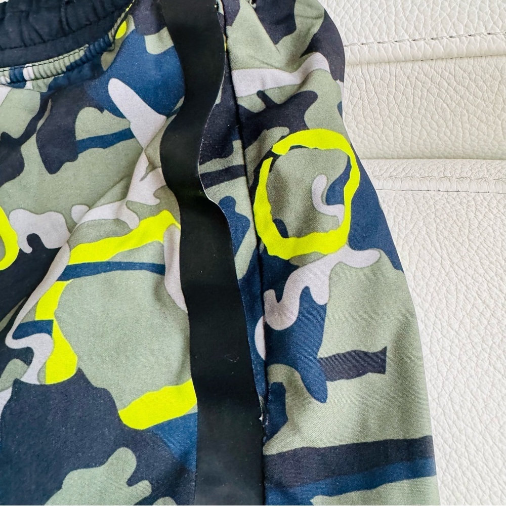 Fabletics FL2 men shorts with liner in Camo print and neon details - size Small - Picture 4 of 7